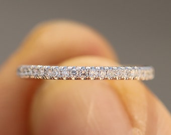 Alianza de boda de oro blanco de 14 quilates con diamantes CVD, anillo de diamantes micropavé pequeños, delicada alianza de media eternidad para mujer con diamantes cultivados en laboratorio, sólida
