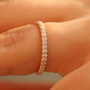 14K Rosegold Moissanite Ehering mit 1,5 mm Steinen und Comfort Fit, erhältlich in Weißgold und Gelbgold