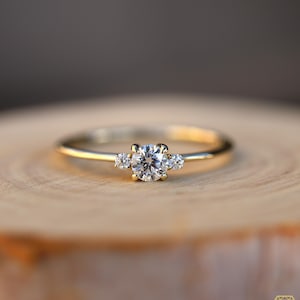 Bague de promesse en or massif 18 carats pour femme avec moissanite, bague fine et délicate à trois pierres pour femme par Facets and Karats sur Etsy