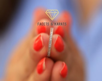 Alianza de boda fina milgrain de oro rosa macizo de 14 quilates o oro blanco y amarillo con diamantes simulados de media eternidad de Facets & Karats.