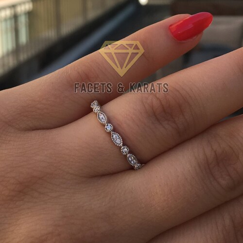Fede nuziale Art Déco vintage con Milgrain disponibile con diamanti coltivati in laboratorio o moissanite in oro bianco, giallo o rosa massiccio 10K o 14K.