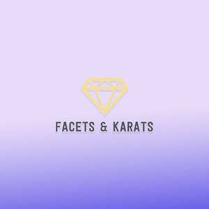 Peut inclure: Logo en forme de diamant doré avec le texte "FACETS & KARATS" en gris. Le fond est un dégradé de violet et de bleu.