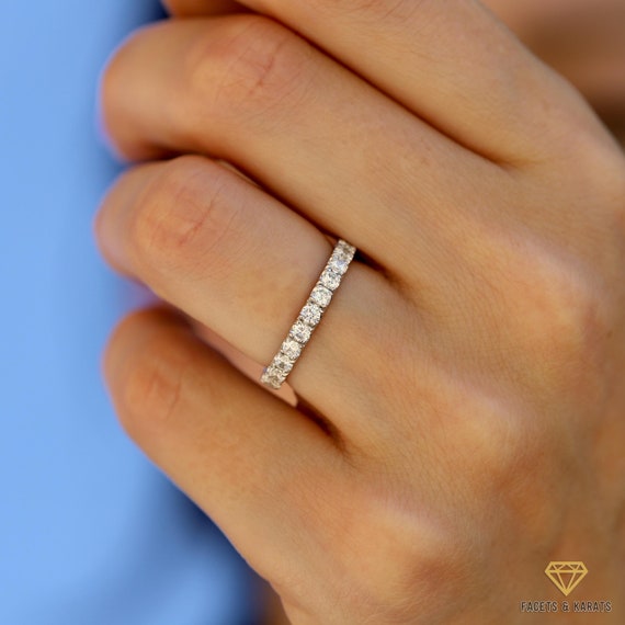 Anillo de bodas de media eternidad con diamantes cultivados en