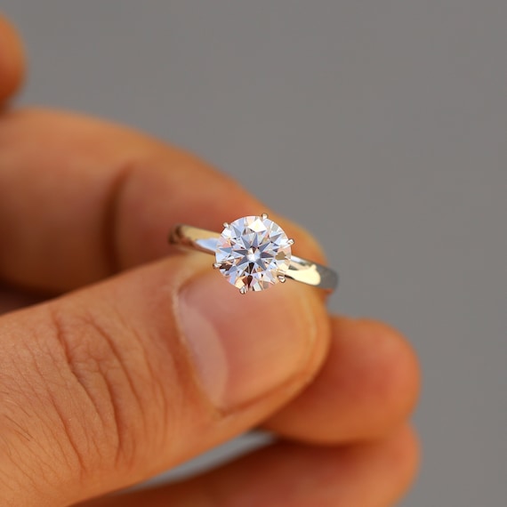 Classico anello di fidanzamento con moissanite per donna