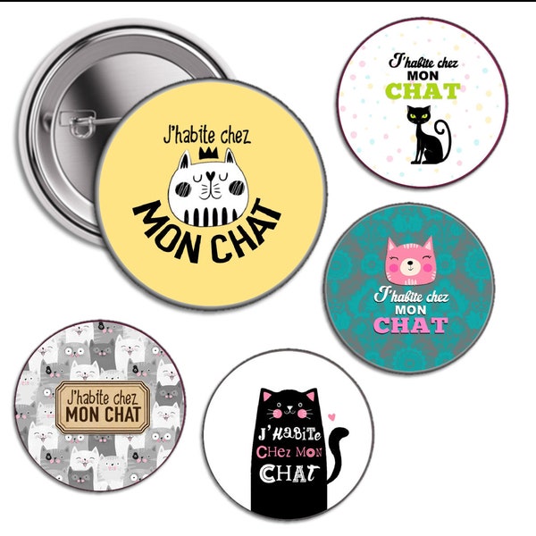 J'habite chez mon chat ... Idée de cadeau, badge, magnet, décapsuleur, miroir de poche 56mm