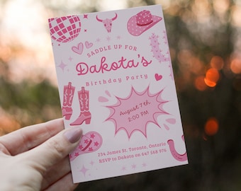 Puede incluir: Invitación a una fiesta de cumpleaños rosa con un sombrero de vaquero rosa, botas y una bola de discoteca. El texto dice "Saddle Up For Dakota's Birthday Party" y "August 7th 2:00 PM".