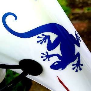 Odblaskowa naklejka na rower z jaszczurką – Gecko Art, naklejka na rurę górną