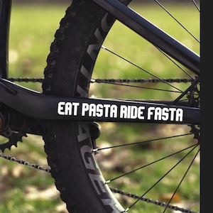 Eat Pasta Ride Fasta / Fahrradrahmen Aufkleber / Sticker für Fahrrad / Fahrrad Accessories / Lustiger Aufkleber Horizont. 15 x 1,5cm