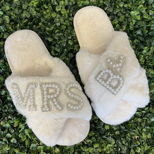 Geschenke Personalisierte Braut Slipper Brautjungfer Geschenke Brautparty Hochzeit Brautjungfer Flauschige Bachelorette Hen Flauschige Hausschuhe Flitterwochen Geschenke