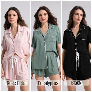Può includere: Tre set di pigiama da donna in diversi colori: rosa petalo, eucalipto e nero. Ogni set comprende una camicetta a maniche corte con bottoni e bordino bianco e pantaloncini abbinati con coulisse.
