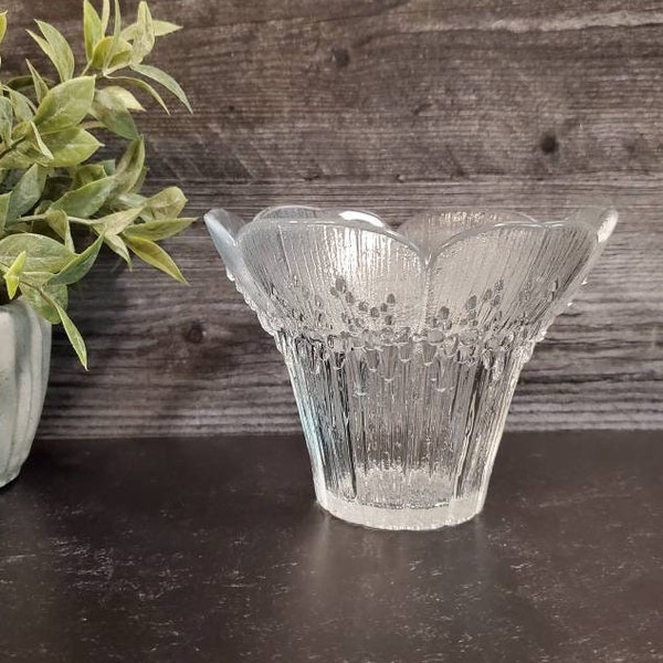 Lasisepat Finland glass flower vase or candle holder by Scandinavian Modernist Pertti Kallioinen