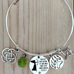 Pulsera con dijes inspirados en Valiente de Disney