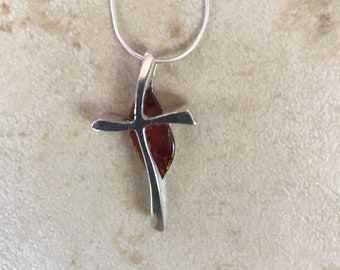 Colgante Baltic Amber Cross con cadena de serpiente italiana de 18''