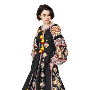 Vestido negro de lino bordado, vyshyvanka ucraniana, vestido tradicional, regalo para ella o niña. Regalo para esposa, vestido bohemio.