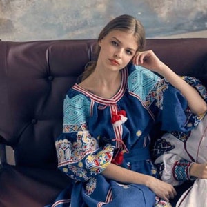 Vestido azul bordado, vyshyvanka ucraniano, de lino. Vestido bohemio. Regalo de estilo étnico para ella, novia o esposa. Regalo para mujer, vestido moderno.