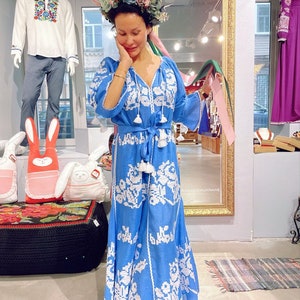 Vestido ucraniano de lino bordado. Elegante vestido bohemio. Regalo para ella. Regalo para niña. Regalo para esposa. Regalo para mujer. Idea de regalo para niña.