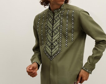 男性用カーキ色のウクライナシャツ。リネン、刺繍入りのメンズヴィシヴァンカ。ウクライナの伝統的なシャツ。彼女へのギフトに。ウクライナの販売店