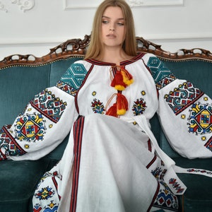 Vestido de novia ucraniano blanco, vyshyvanka, de lino bordado, estilo bohemio. Regalo para ella. Vestido bohemio de lino. Vestido tradicional ucraniano.