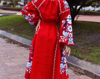 Rotes besticktes Leinenkleid Boho-Amerikanisches Kleid zum Unabhängigkeitstag Ukrainisches Vyshyvanka-Leinenkleid. Folklore Kleid, Ukrainisches Kleid