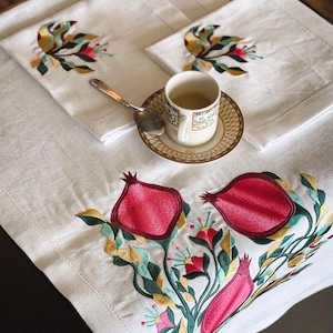 INSTELLEN! Linnen tafelloper 120 x 40 СМ. + 4 servetten 40 x 40 cm geborduurd tafelkleed. Oekraïense stoffen servetten, cadeau voor haar linnen servetten van pasen