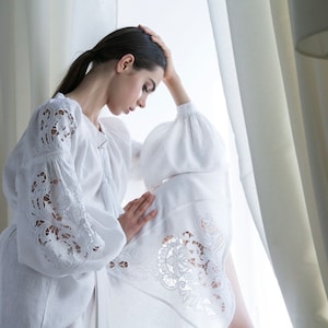 2025 Robe blanche ukrainienne brodée Vyshyvanka Boho. Cadeau pour elle. Cadeau pour femme. Cadeau pour femme. Robe folklorique ukrainienne