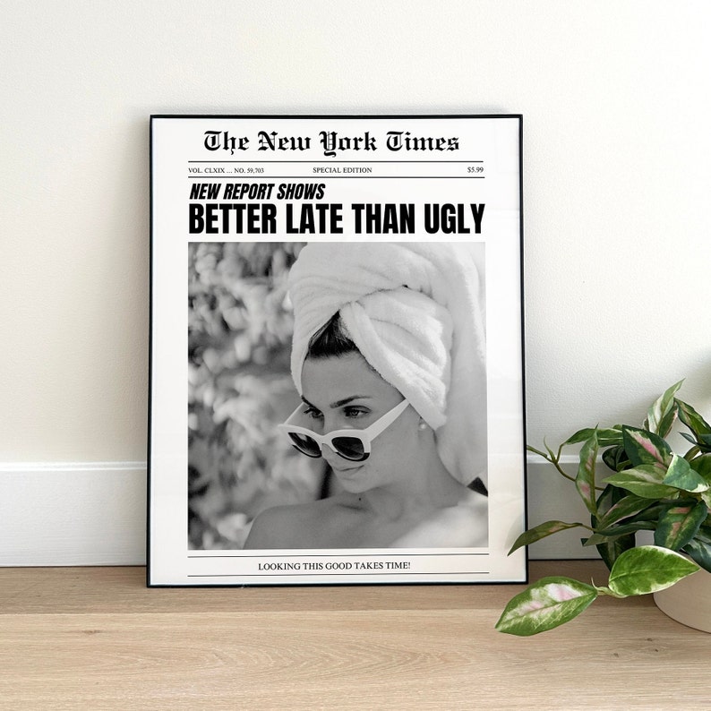 Może przedstawiać: Czarno-biały wydruk w stylu gazety z nagł&oacute;wkiem "New Report Shows Better Late Than Ugly" i zdjęciem kobiety w okularach przeciwsłonecznych i białym ręczniku na głowie. Tekst "Looking this good takes time!" znajduje się na dole wydruku.