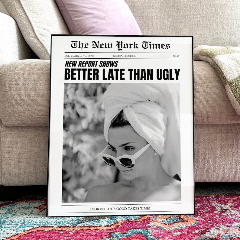Może przedstawiać: Czarno-biały wydruk w stylu gazety z nagł&oacute;wkiem "The New York Times" i podtytułem "NEW REPORT SHOWS BETTER LATE THAN UGLY". Na zdjęciu widać kobietę z ręcznikiem na głowie i okularami przeciwsłonecznymi, kt&oacute;ra patrzy w bok.