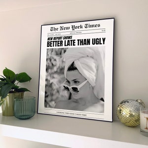 Może przedstawiać: Czarno-biały wydruk gazety z nagł&oacute;wkiem "The New York Times" i podtytułem "NEW REPORT SHOWS BETTER LATE THAN UGLY". Na zdjęciu widać kobietę w okularach przeciwsłonecznych i białym ręczniku na głowie.