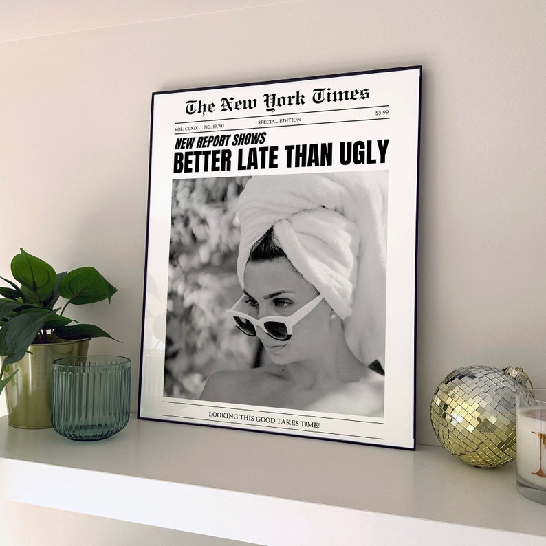 Może przedstawiać: Czarno-biały wydruk gazety z nagł&oacute;wkiem "The New York Times" i podtytułem "NEW REPORT SHOWS BETTER LATE THAN UGLY". Na zdjęciu widać kobietę w okularach przeciwsłonecznych i białym ręczniku na głowie.