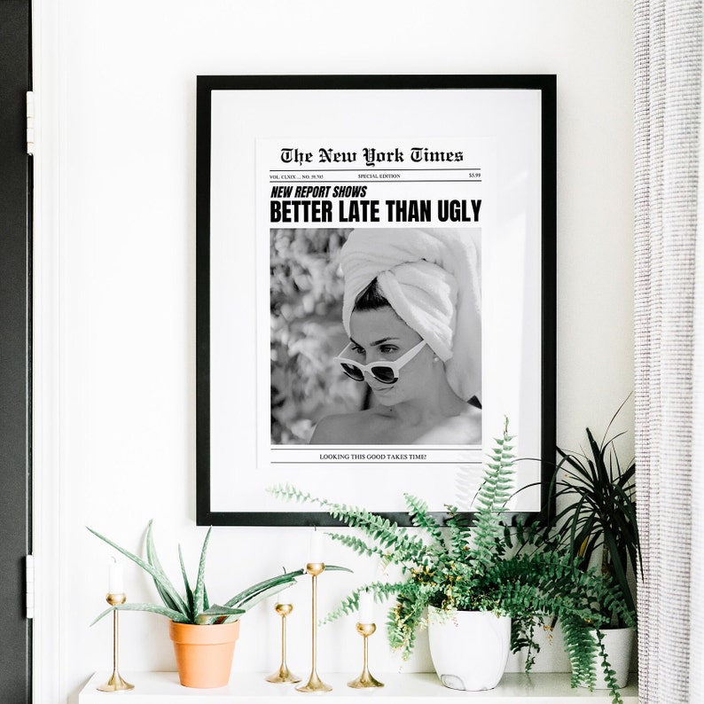 Może przedstawiać: Czarno-biały wydruk gazety z nagł&oacute;wkiem "The New York Times" i podtytułem "New Report Shows Better Late Than Ugly". Na zdjęciu widać kobietę z ręcznikiem na głowie i okularami przeciwsłonecznymi, kt&oacute;ra patrzy w bok.