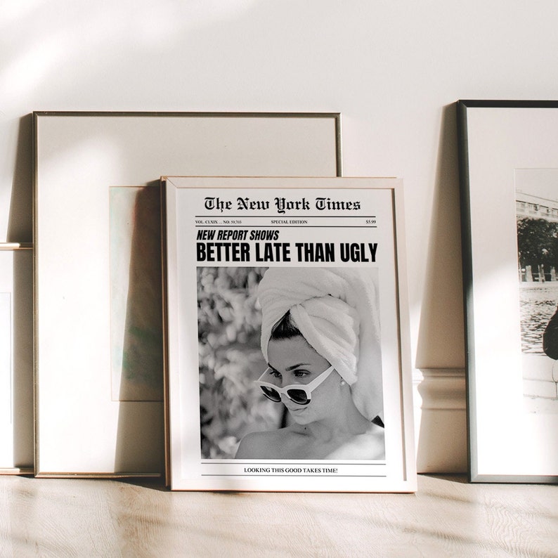 Może przedstawiać: Czarno-biały wydruk w stylu gazety z nagł&oacute;wkiem "The New York Times" i podtytułem "NEW REPORT SHOWS BETTER LATE THAN UGLY". Na zdjęciu widać kobietę z ręcznikiem na głowie i okularami przeciwsłonecznymi patrzącą w obiektyw.