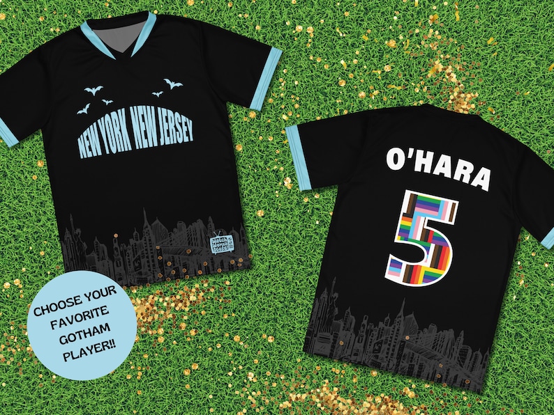 K&ouml;nnte beinhalten: Schwarzes Fu&szlig;balltrikot mit einem Skyline-Motiv und dem Text "NEW YORK NEW JERSEY" auf der Vorderseite. Die R&uuml;ckseite des Trikots tr&auml;gt den Namen "O'HARA" und die Nummer "5" mit einem Regenbogenflaggen-Design.