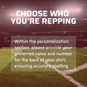 Puede incluir: Un campo de f&uacute;tbol rojo y blanco con una multitud de personas en el fondo. El texto "CHOOSE WHO YOU'RE REPPING" est&aacute; en la parte superior de la imagen. El texto "Within the personalization section, please provide your preferred name and number for the back of your shirt, ensuring accurate spelling." est&aacute; en un cuadro blanco en el medio de la imagen.