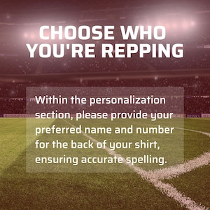 K&ouml;nnte beinhalten: Ein rot-wei&szlig;es Fu&szlig;ballfeld mit einer Menschenmenge im Hintergrund. Der Text "CHOOSE WHO YOU'RE REPPING" befindet sich oben im Bild. Der Text "Within the personalization section, please provide your preferred name and number for the back of your shirt, ensuring accurate spelling." befindet sich in einem wei&szlig;en Kasten in der Mitte des Bildes.