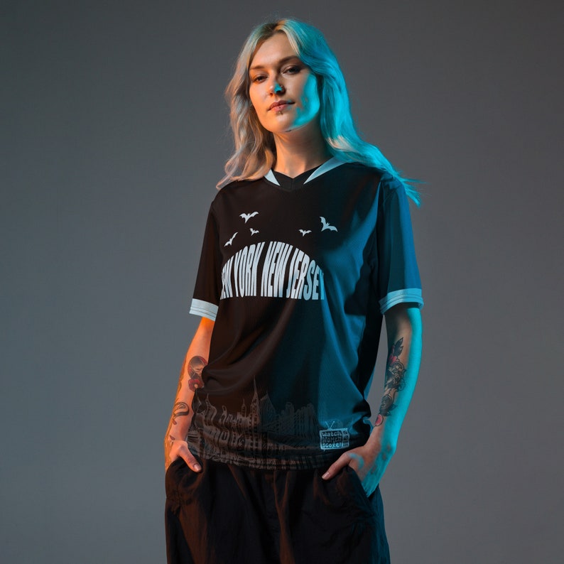 K&ouml;nnte beinhalten: Ein schwarzes T-Shirt mit kurzen &Auml;rmeln und einem wei&szlig;en Grafikdruck einer Stadtlandschaft und dem Text "New York New Jersey". Die Grafik enth&auml;lt auch Flederm&auml;use.