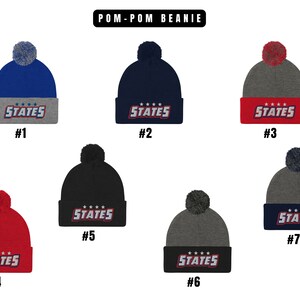 Puede incluir: Un conjunto de diez gorros con pomp&oacute;n en varios colores, cada uno con un pomp&oacute;n de color diferente y la palabra "STATES" bordada en la parte delantera. Los gorros est&aacute;n numerados del 1 al 7.