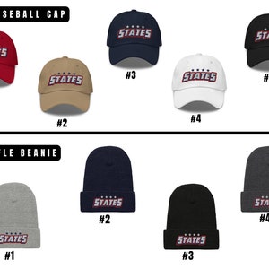 Puede incluir: Un conjunto de diez gorras de b&eacute;isbol y gorros de lana tipo waffle en varios colores, cada uno con un logotipo bordado en rojo, blanco y azul que dice "STATES" con estrellas sobre la palabra. Las gorras est&aacute;n numeradas del 1 al 5, y los gorros del 1 al 4.