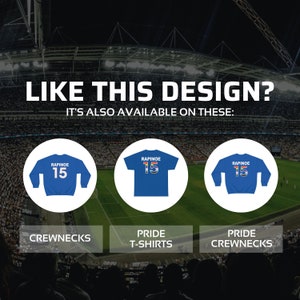 Puede incluir: Tres camisas azules con el texto "RAPINOE 15" en la espalda. Las camisas est&aacute;n disponibles en estilos de cuello redondo, camiseta y cuello redondo de orgullo.