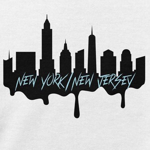 Puede incluir: Silueta negra del horizonte de la ciudad de Nueva York con el texto "NEW YORK/NEW JERSEY" en azul goteando desde la parte inferior de la imagen.