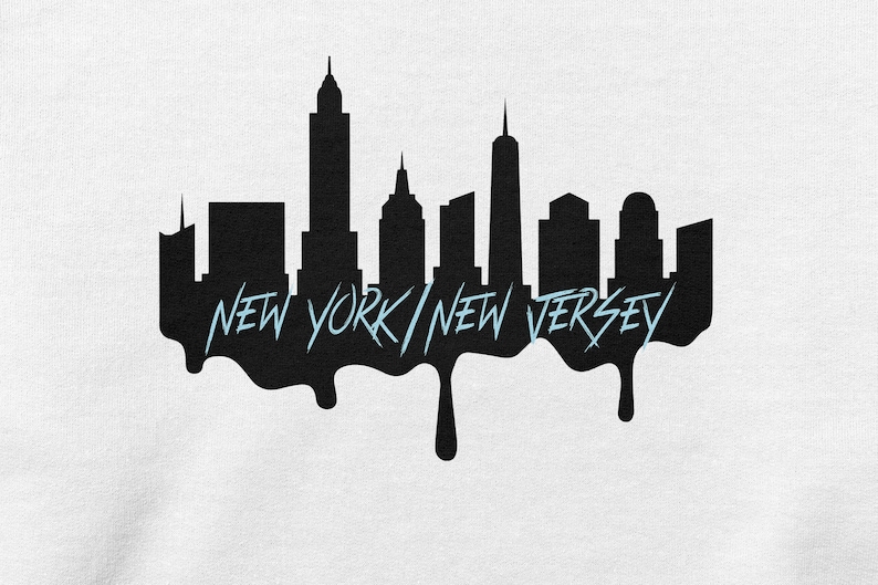 Puede incluir: Silueta negra del horizonte de la ciudad de Nueva York con el texto "NEW YORK/NEW JERSEY" en azul goteando desde la parte inferior de la imagen.