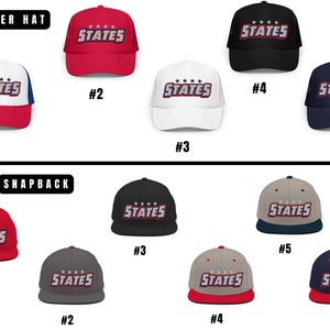 Puede incluir: Un conjunto de diez gorras de camionero y gorras snapback con un logotipo "STATES" rojo, blanco y azul. Las gorras est&aacute;n disponibles en rojo, negro, blanco, gris y azul marino.