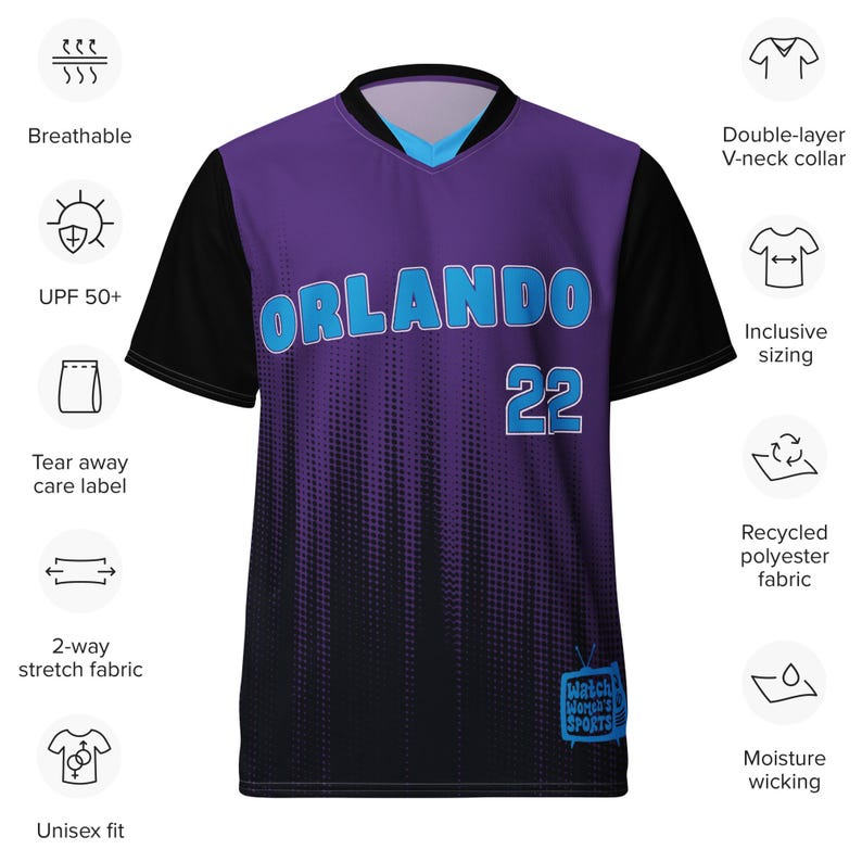Op de afbeelding: Paars en zwart shirt met een blauw en wit logo met de tekst "Watch Movie Sports". Het shirt heeft een witte V-hals en de tekst "ORLANDO 22" op de voorkant.