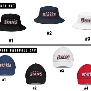 Puede incluir: Un conjunto de gorras con la palabra "STATES" en un dise&ntilde;o rojo, blanco y azul. Las gorras est&aacute;n disponibles en negro, blanco, azul marino y rojo. Las gorras est&aacute;n disponibles en estilos de gorro de cubo y gorra de b&eacute;isbol para j&oacute;venes.