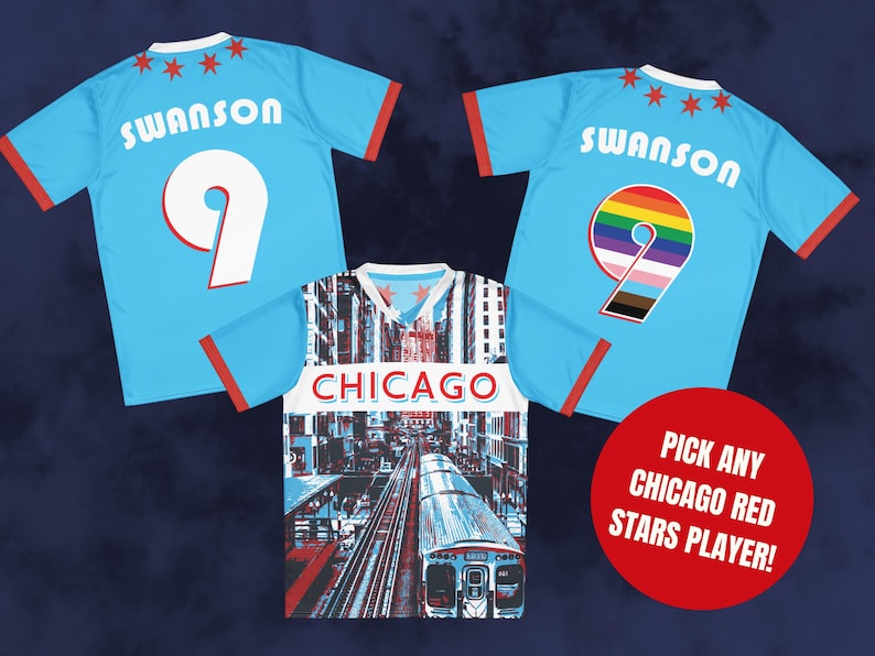 Op de afbeelding: Twee blauwe voetbalshirts met de naam "Swanson" en het nummer "9" op de rug. E&eacute;n shirt heeft een wit nummer en het andere een regenboognummer. Een derde shirt met een stadsbeeld en een trein op de voorkant zegt "Chicago" op de rug. Een rode cirkel met witte tekst zegt "Kies een willekeurige speler van de Chicago Red Stars!"
