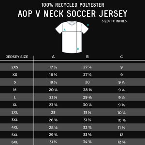 Op de afbeelding: Maattabel voor een V-hals voetbaltrui gemaakt van 100% gerecycled polyester. De tabel toont de maten in inches voor de borst, lengte en mouwlengte voor maten 2XS tot 6XL.