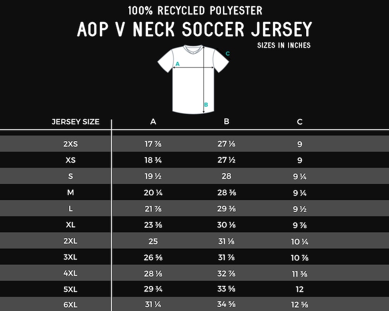 Op de afbeelding: Maattabel voor een V-hals voetbaltrui gemaakt van 100% gerecycled polyester. De tabel toont de maten in inches voor de borst, lengte en mouwlengte voor maten 2XS tot 6XL.