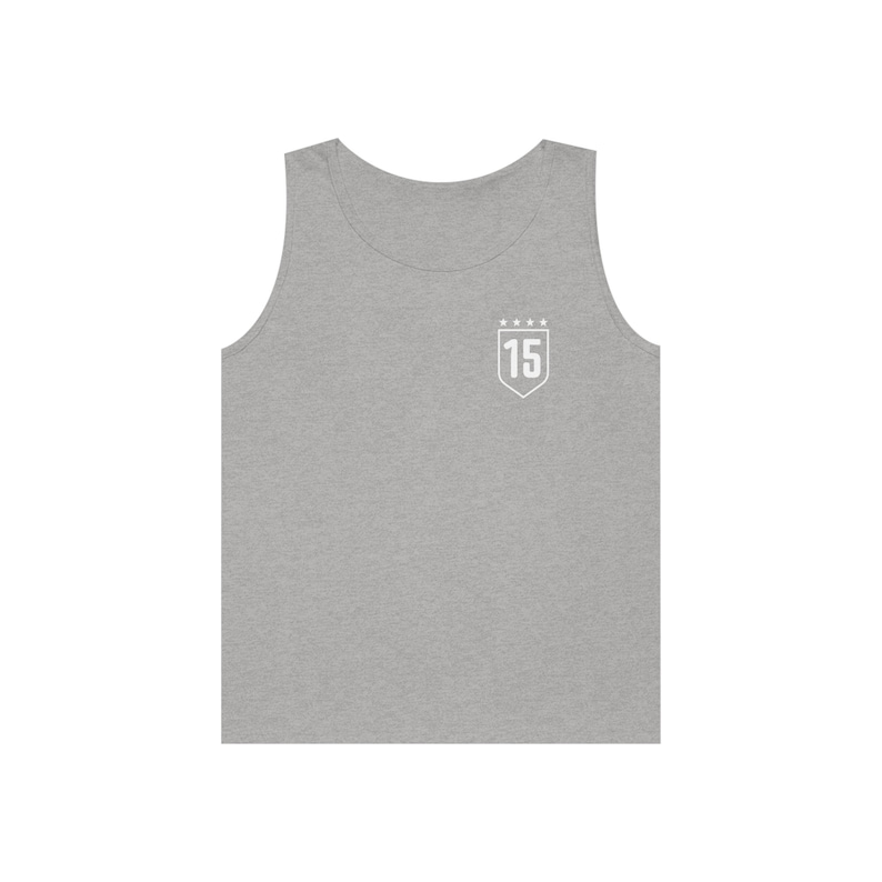 Puede incluir: Camiseta sin mangas gris con un parche blanco en forma de escudo que muestra el n&uacute;mero "15" y cinco estrellas arriba.