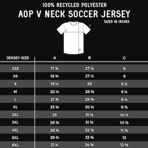 Op de afbeelding: Maattabel voor een V-hals voetbaltrui gemaakt van 100% gerecycled polyester. De tabel toont de maten in inches voor borst, lengte en mouwlengte voor maten 2XS tot 6XL.
