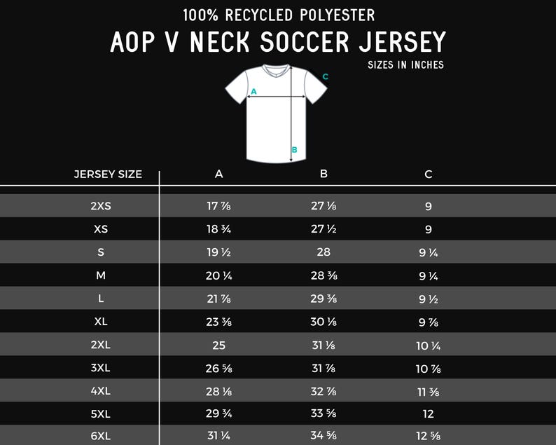 Op de afbeelding: Maattabel voor een V-hals voetbaltrui gemaakt van 100% gerecycled polyester. De tabel toont de maten in inches voor borst, lengte en mouwlengte voor maten 2XS tot 6XL.