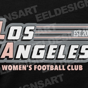 Pu&ograve; includere: Design grafico nero con la scritta "Los Angeles" in bianco e rosa, bordata di grigio. Il testo "EST. 2020" &egrave; sopra "Women's Football Club". Il design &egrave; su sfondo nero.